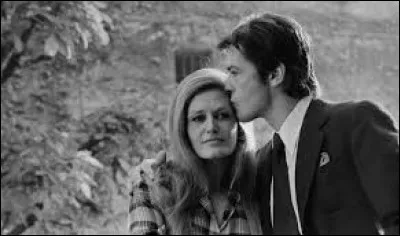 Dalida, dans des paroles adressées à Alain Delon lui disait qu'il pouvait les offrir à une autre. Elle parlait de caramels, bonbons, et...