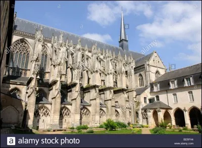 L'abbaye de la Trinité a été fondée en 1033 par le comte de Vendôme Geoffroy 1er Martel. Elle abritait la relique de la Sainte Larme, des larmes que le Christ aurait versées à la mort de Lazare. Elle se trouve...