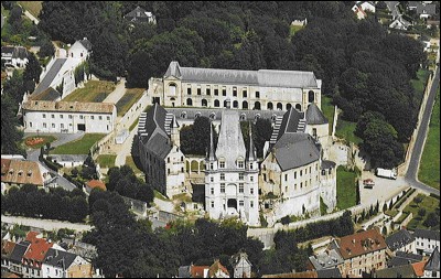 Le château de Gaillon est un château Renaissance, bâti sur l'emplacement d'un château fort que se sont disputé Philippe Auguste et Jean sans Terre. Où se trouve celui qui est le premier château Renaissance de France ?