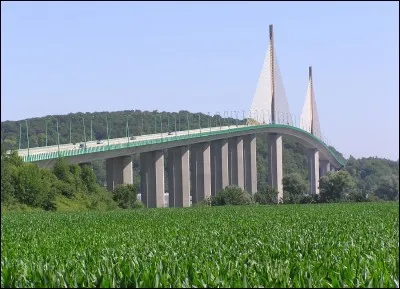 Quel est ce pont suspendu de 320m, entre Rouen et Le Havre, construit en 1977 pour désenclaver le pays de Caux et qui enjambe la Seine ?