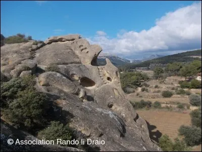 A l'est de Beaumes-de-Venise, se dresse le rocher de Rocalinaud, vestige d'une époque très lointaine entre 24 millions et 5 millions d'années, où la région était recouverte par la mer. Dans quel département est-il ?