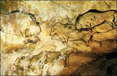 La grotte de Niaux est ornée de peintures et gravures représentant des animaux, bisons, bouquetins, chevaux, poissons. Où est-elle située ?