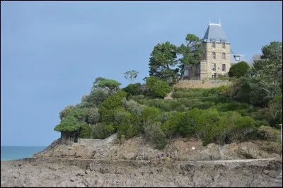 Dans quelle ville de la Côte d'Emeraude trouve-t-on ces impressionnantes villas, édifiées entre 1870 et 1915, à l'époque où la station était réputée pour ses bains de mer ?