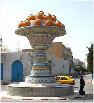 Ce grand vase plein d'oranges reprsente la ville de