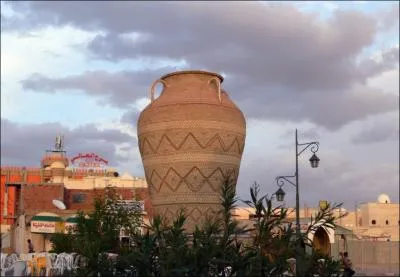 Plusieurs villes de Tunisie sont clbres par leurs poteries. Cette grande jarre est installe 