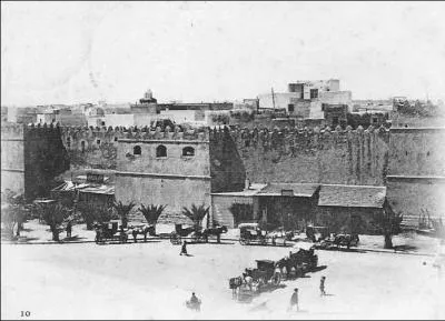 Cette  photo d'une station de calches a t prise 