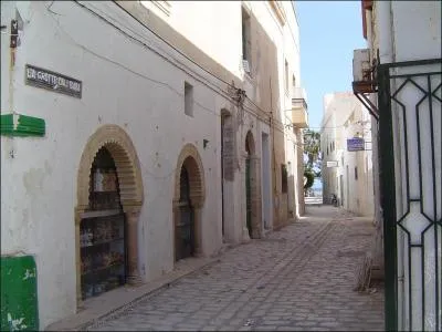 Cette image reprsente une ruelle de