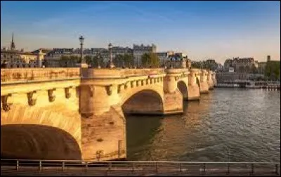 À Paris, le pont Neuf fait dans les soixantes pieds.