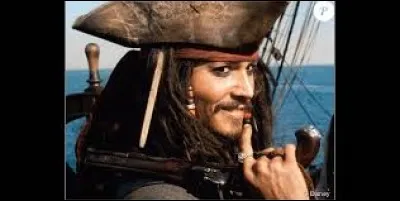 Le pirate rammène à son porc une carguaison de butin.