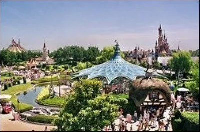 Comment appelle-t-on l'attraction où l'on voyage dans un bateau en extérieur avec des décors autours et qui est entourée par Casey Jr, le petit train du cirque ?