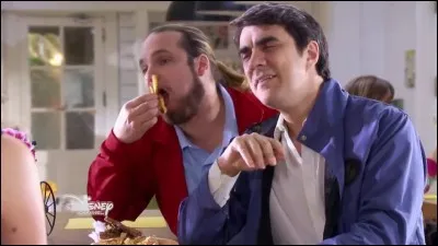 En qui Tino et Carlos (Cato) se sont-ils déguisés pour apporter la lettre anonyme à Mme Benson ?