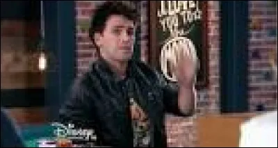 De quel instrument Pedro sait-il jouer ?