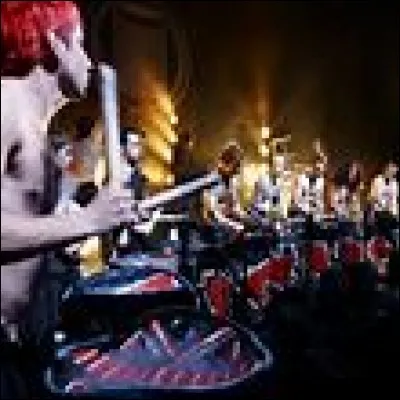 Dans quel pays s'est formé le groupe "Les Tambours du Bronx" ?