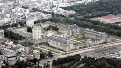 Pour finir, je vous emmène en Ile-de-France, à Vincennes. Avec presque 50 000 habitants, cette grande ville connue pour son château se situe dans le département ...