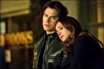 Damon va sortir avec Elena dans la saison 4.