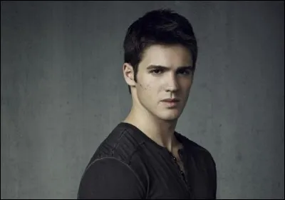 Elena est la sur ou le frère de ...