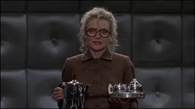 Toujours dans le même film, que fait-elle dans l'ordre chronologique quand elle rentre dans son appartement ?