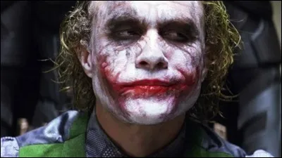 Toujours "The Dark Knight : Le Chevalier Noir", par quel moyen de transport le Joker s'échappe-t-il de la banque ?