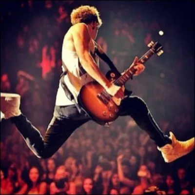 A-t-il une guitare ?