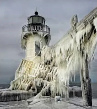 Il n'est pas un phare marin, il a été construit au bord d'un des plus grands lacs nord-américains. En hiver, les vagues s'écrasent sur le phare et il en résulte ces formations de glace qui donnent tout son aspect extraordinaire au phare de Saint Joseph North Pier. Il se trouve sur les rives du lac -----.