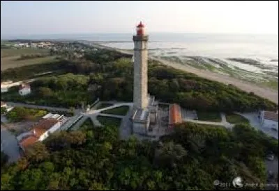 Construit, à partir de 1849, à la pointe ouest de l'île de Ré, il est toujours en activité et son feu a une portée de 50 kilomètres environ. Il se nomme le phare des ----.
