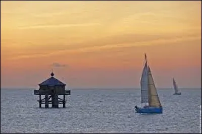 Situé à La Rochelle en face de la pointe des Minimes, il présente l'originalité d'être en bois, de forme octogonale et de fonctionner à l'huile de colza. Cette curiosité porte le nom de ----.