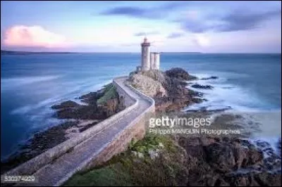 Repère pour les bateaux qui désirent entrer dans la rade de Brest, il est situé en avant du fort dont il porte le même nom, sur la commune de Plouzané. Il s'agit du phare du ----.