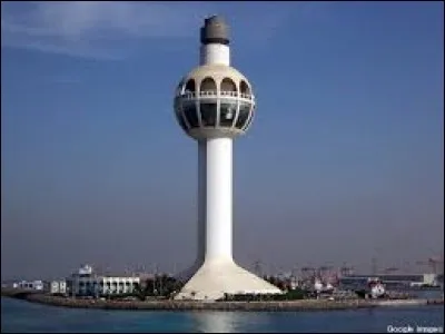 Phare d'architecture moderne considéré comme le plus haut phare au monde avec une hauteur de 133 mètres. Il dirige vers l'accès portuaire d'une métropole cosmopolite qui approche les quatre millions d'habitants. Il s'agit du phare de ---.