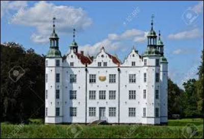 Le château d'Ahrensburg est un château situé au sud du Schleswig-Holstein. Ce château est l'une des merveilles de la Renaissance. Et ce château est entouré d'un parc à l'anglaise. Ah mais, que suis-je bête, il se trouve en ... !