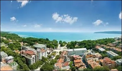 Varna est une ville de l'est de la ..., au bord de la mer Noire.