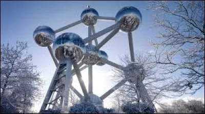 L'Atomium est l'un des monuments les plus étranges d'Europe. Il se situe dans la ville de Bruxelles, en ... !
