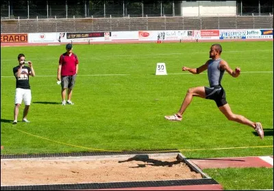 Lors du saut en longueur, lorsqu'un athlète dépasse la ligne blanche, que dit-on ?