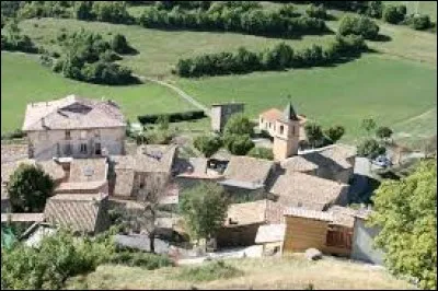 Commune azuréenne de l'arrondissement de Digne-les-Bains, Entrages se situe dans le département ...