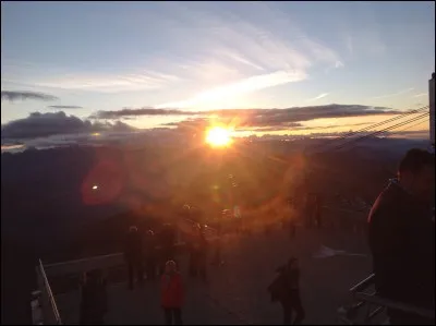 Qui est l'humoriste de l'émission "Touche pas à mon poste" ?