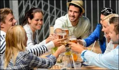 Une fois que tout le monde a son verre rempli d'une boisson , il est coutume de...