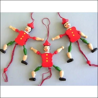 Comment appelle-t-on une marionnette dont les bras et les jambes sont actionnés simultanément lorsque l'on tire sur une ficelle médiane ?