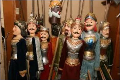 Comment appelle-t-on une marionnette manipulée en surplomb grâce à une tige métallique fixée sur le haut de la tête par un crochet ?