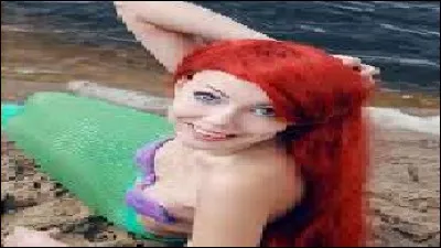 Qui est cette fille dont les cheveux sont bizarrement rouges ?