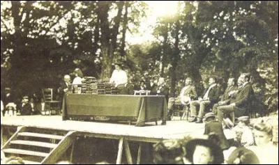 À la fin de l'année scolaire, la cérémonie de la remise des prix était un grand évènement où les premiers méritants recevaient...