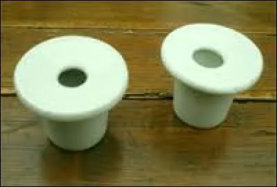 Le maître ou la maîtresse remplissait nos encriers avec une encre le plus souvent de couleur...