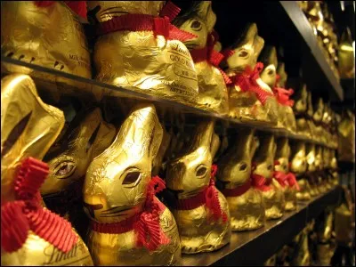 À quelle période de l'année est commercialisé ce lapin en chocolat produit par "Lindt" ?