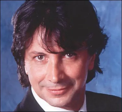 R - "Reviens !", chanson d'Hervé Vilard, est toujours au répertoire de la chanson française populaire.