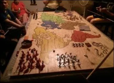 Jeu de conqu&ecirc;te de territoire qui se d&eacute;roule sur un planisph&egrave;re de 42 territoires. Les troupes doivent s'emparer des pays les uns apr&egrave;s les autres tout en d&eacute;fendant ceux d&eacute;j&agrave; conquis.