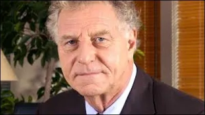 Trouvez les initiales de cette personne et ensuite ce qu'elles peuvent désigner.