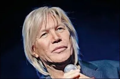 Trouvez les initiales de cette personne et ensuite ce qu'elles peuvent désigner.