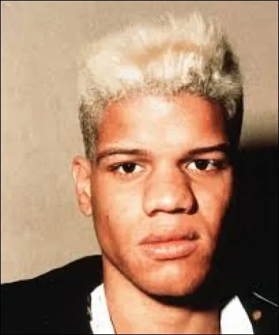 Trouvez les initiales de cette personne et ensuite ce qu'elles peuvent désigner.