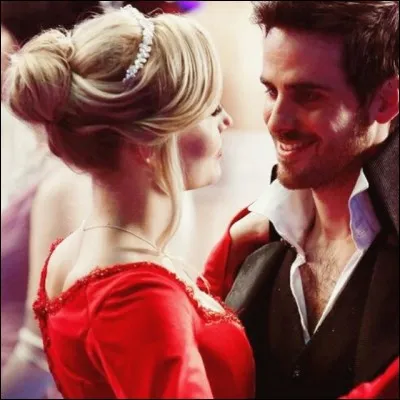 Sous quels noms Emma et Killian se présentent-ils au bal dans l'épisode "L'Effet papillon"?