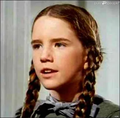 En arrivant chez vous, nous rencontrons votre jeune voisine, coiffée avec deux nattes, à la Laura Ingalls ! Dans quelle série apparaît le personnage de 'Laura Ingalls' ?