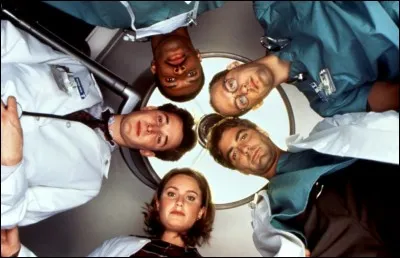 Cette série ne me passionne guère... dans le noir, à tâtons, je cherche un DVD et en trouve un... malheureusement, je ne parviens à lire que le nom 'Lucy Knight'. Dans quelle série suis-je ?