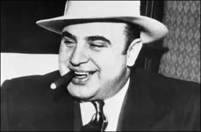 Al Capone (1899-1947) est le plus célèbre des gangsters américains du XXe siècle. En 1931, il se fit coincer par l'agent spécial du fisc Franck J. Wilson et du juge James Herbert Wilkerson pour fraude fiscale. Il sera condamné pour cela à 17 années de prison dont 11 ans ferme. Il fut surnommé "Scarface" . Que signifie ce mot ?